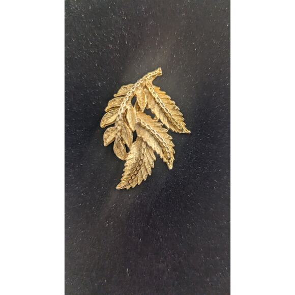 Gold Tone leaf foliage branch pin Brooch used unsigned intricate - Picture 2 of 5